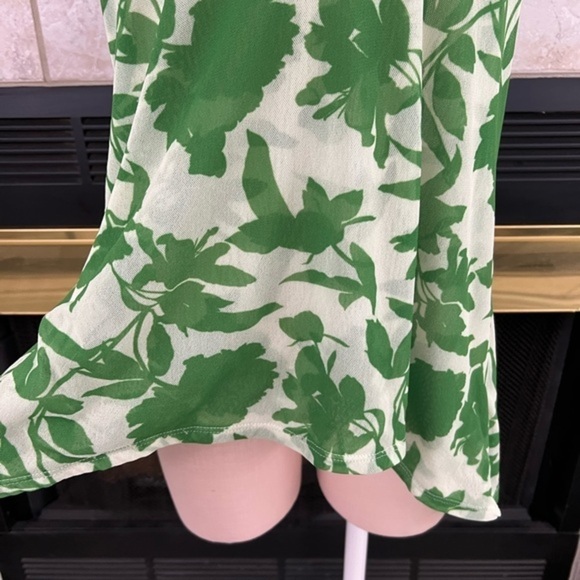 Sweet Pea for New York and Company Floral Mesh Short Sleeve Top - Picture 7 of 12